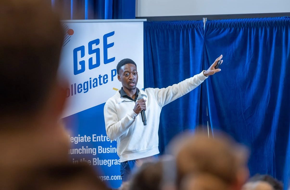 Arnold Moto presenting at the GSE Collegiate Pitch competition